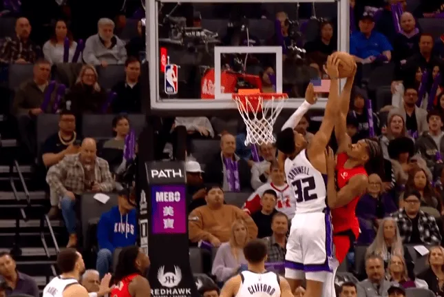 乐鱼体育平台-卡德威尔单手正面大帽阿巴基隔扣，随后招呼全场观众庆祝