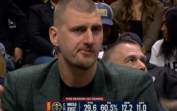 乐鱼体育平台-挺淡定！约基奇场边便装观战 嘴里嚼着东西