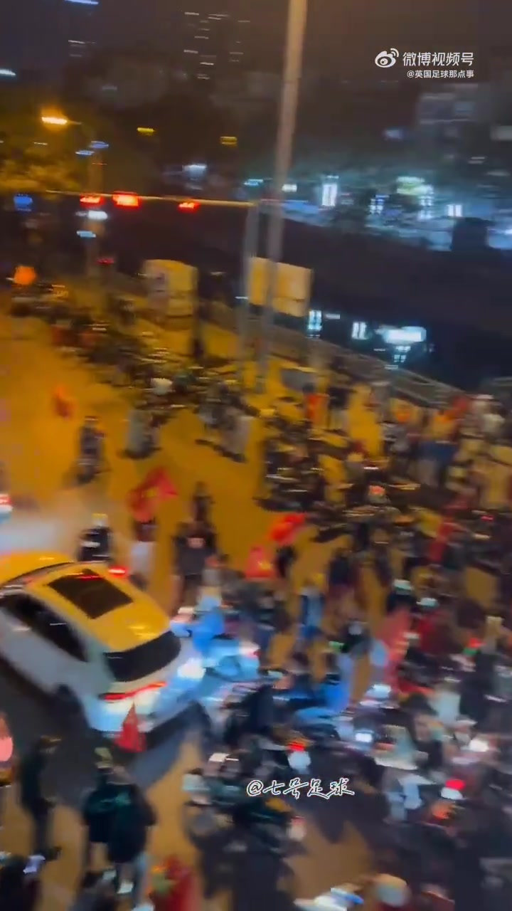 乐鱼体育-越南U23夺季军后：国内彻夜沸腾，深夜街头摩的穿梭，喇叭声轰鸣